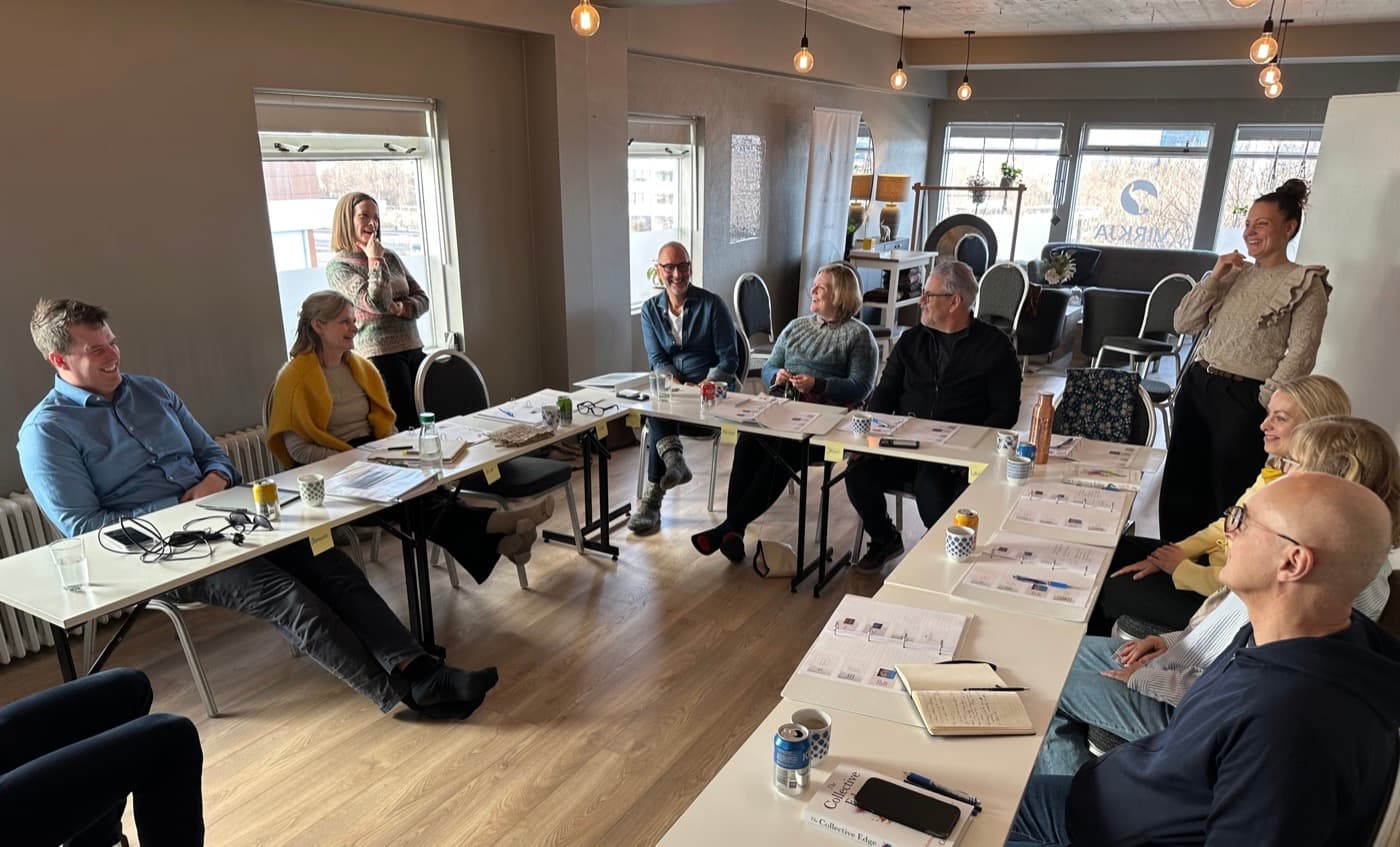 Nemendahópur hlær saman